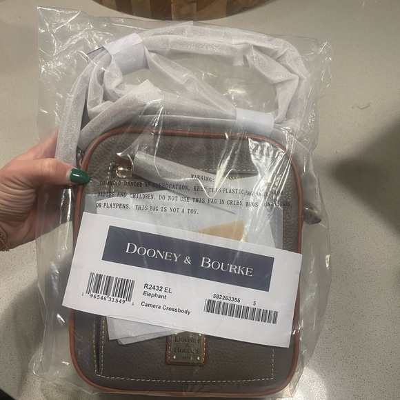 NWT Dooney & Bourke Camera Crossbody (Elephant) - Picture 2 of 4